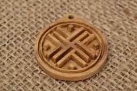 Amuleto da sorte feito de madeira e estopa